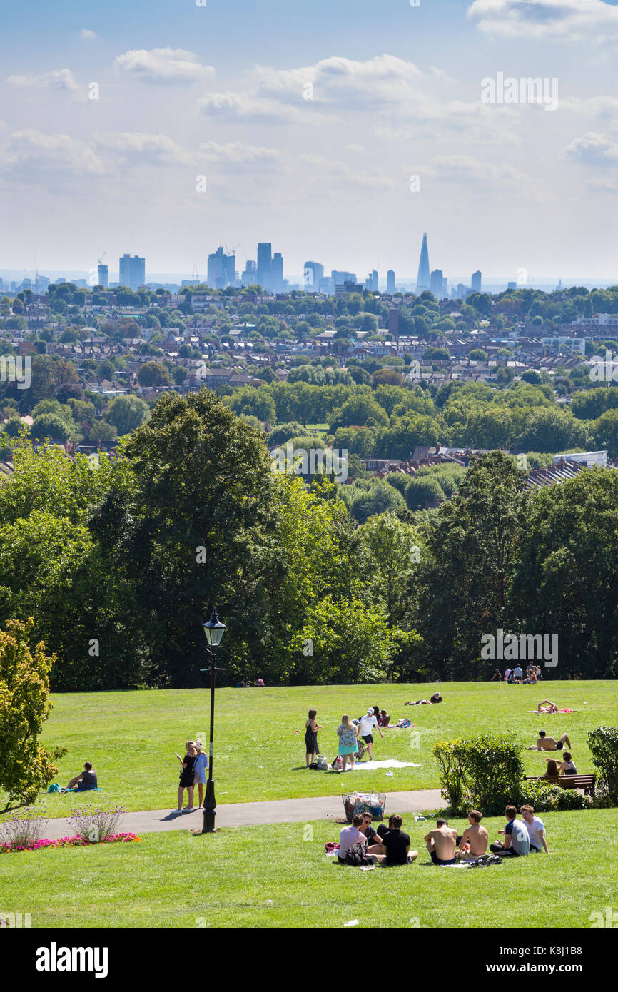 Menschen Wandern und Picknicken im Alexandra Palace Park mit Blick über London und die Londoner Skyline, London, UK Stockfoto