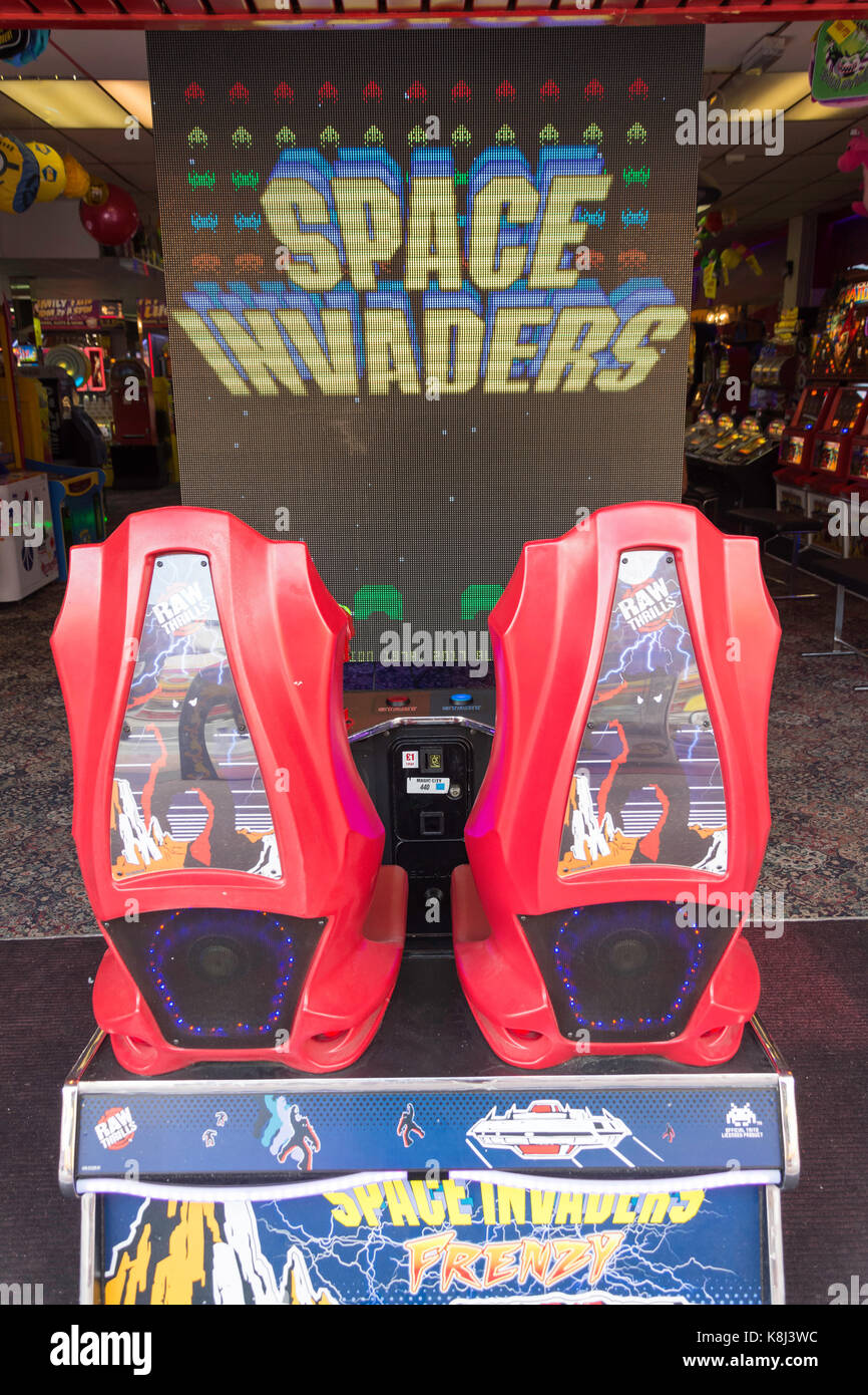 'Space Invaders' retro video Spiel in der Spielhalle, Pier Avenue, Clacton-on-Sea, Essex, England, Vereinigtes Königreich Stockfoto