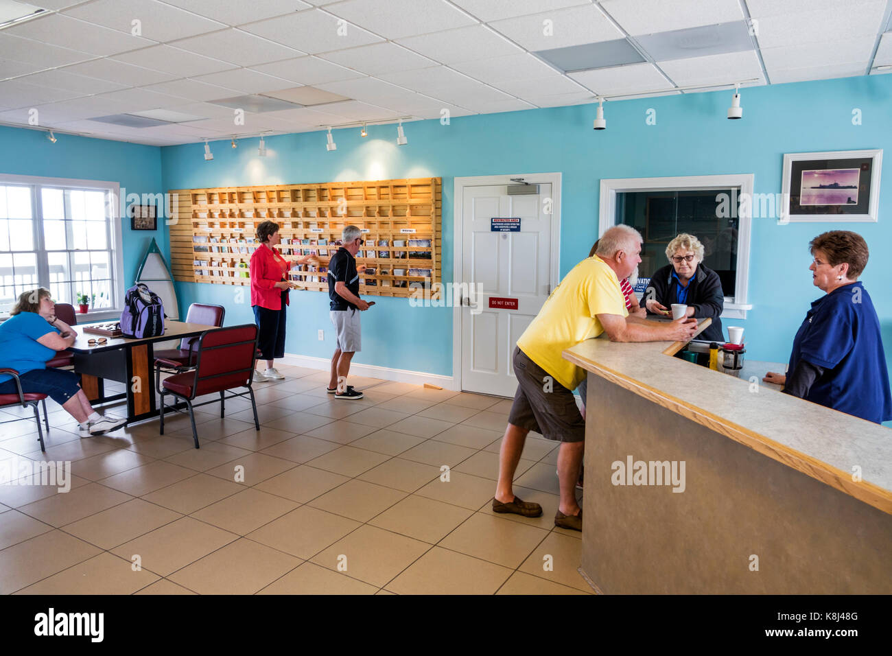 North Carolina, NC, Cedar Island, Outer Banks, Fährhafen, Informationszentrum, Schreibtisch, innen, NC17051808 Stockfoto