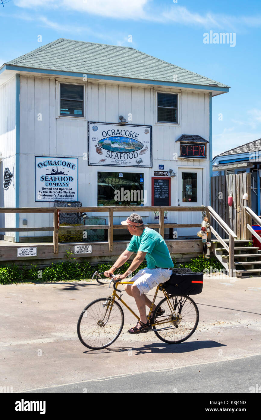 North Carolina, North Carolina, North Carolina, Outer Banks, Ocracoke Island, Ocracoke Seafood Company, Fischhändler, Außenansicht, Männer, Reiten, Pedalen, Fahrrad, NC170518097 Stockfoto