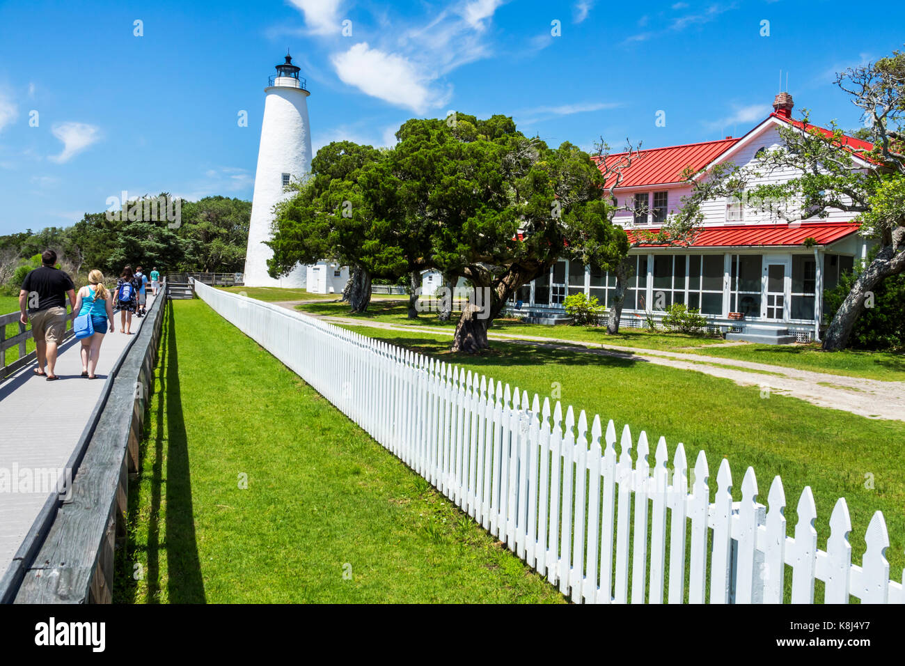 North Carolina, North Carolina, North Carolina, Outer Banks, Ocracoke Island, Ocracoke Light, Lighthouse Station, Boardwalk, Visitors travel Tour touristischer Tourismus Wahrzeichen Land Stockfoto