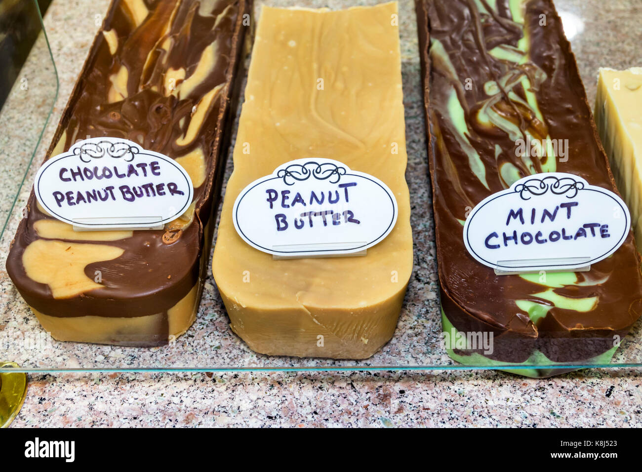 North Carolina, North Carolina, North Carolina, Outer Banks, Ocracoke Island, Sweet Tooth & Fig Tree Bakery & Deli, Fudge, Erdnussbutter, Schokolade, Verkaufsangebot NC170518115 Stockfoto