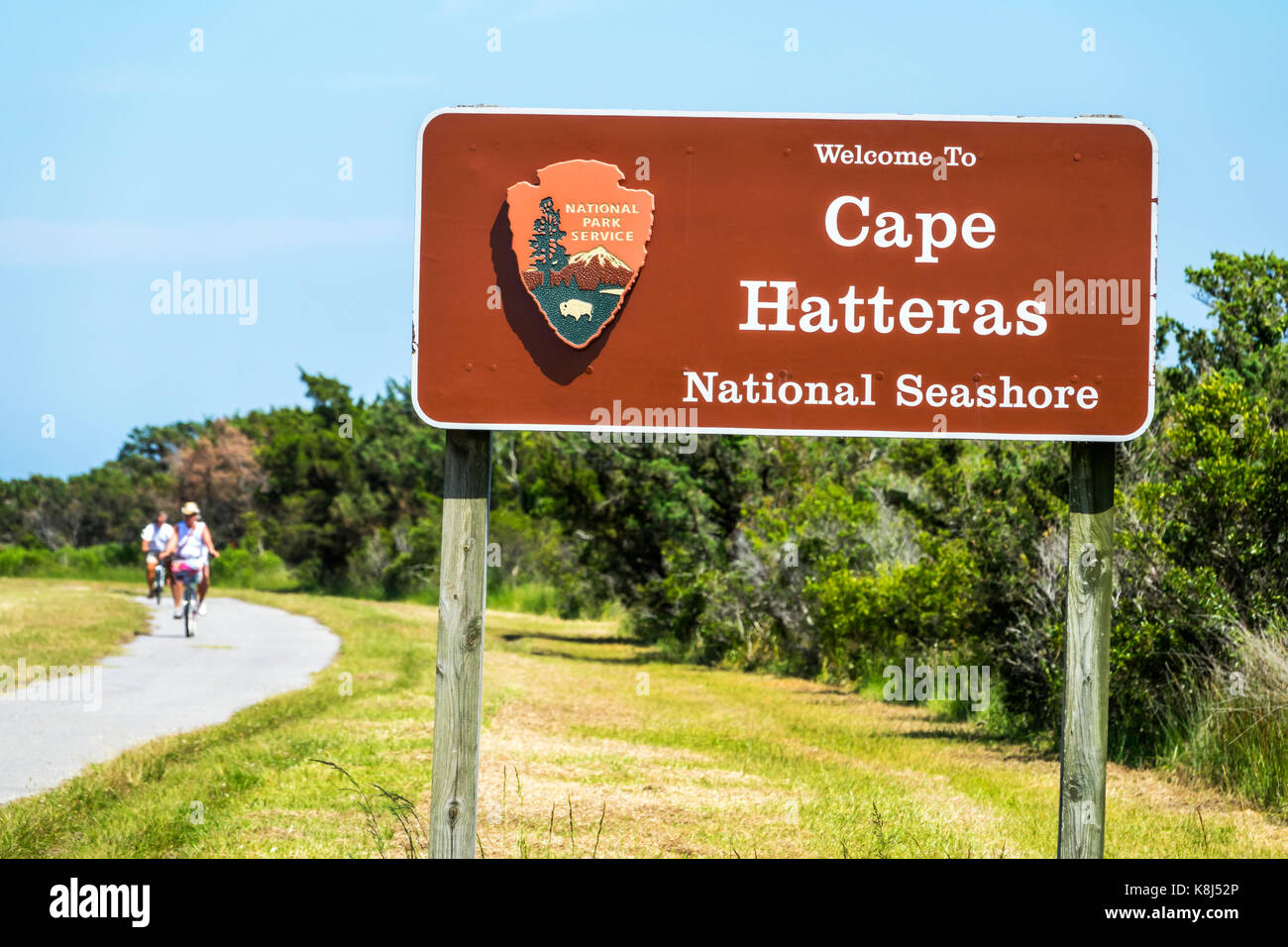 North Carolina, North Carolina, North Carolina, Outer Banks, Ocracoke Island, Cape Hatteras National Seashore, Straßenrand, Schild, Radweg, NC170518118 Stockfoto