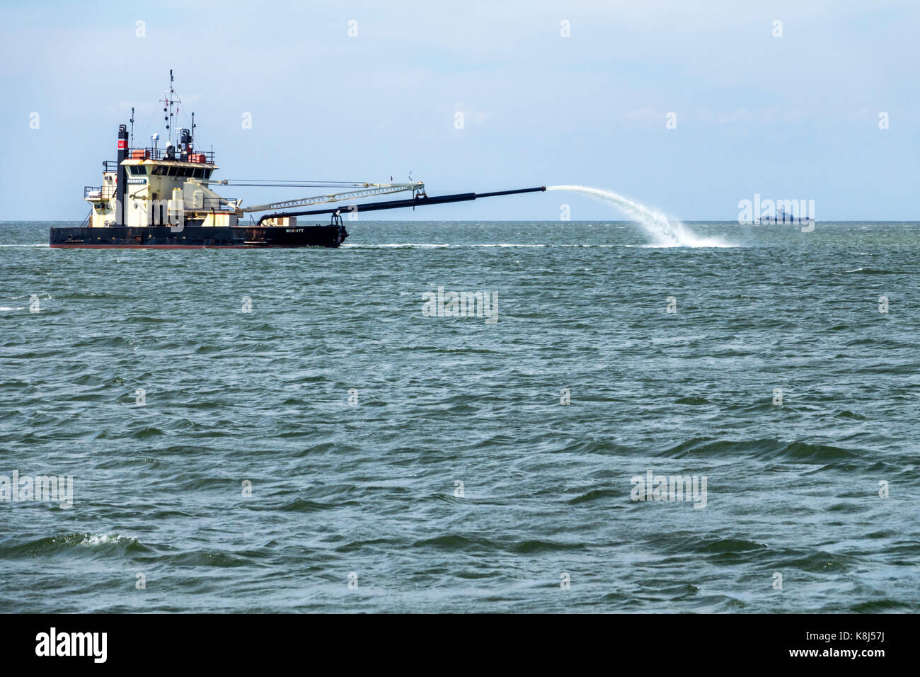 North Carolina, North Carolina, North Carolina, Outer Banks, Ocracoke Island, Pamlico Sound, Baggerarbeiten, Baggerboot mit Seitendeck, Ingenieurkorps der Armee, Schiff, Merritt, Besucher reisen Trave Stockfoto North Carolina, North Carolina, North Carolina, Outer Banks, Ocracoke Island, Pamlico Sound, Baggerarbeiten, Baggerboot mit Seitendeck, Ingenieurkorps der Armee, Schiff, Merritt, Besucher reisen Trave Stockfoto