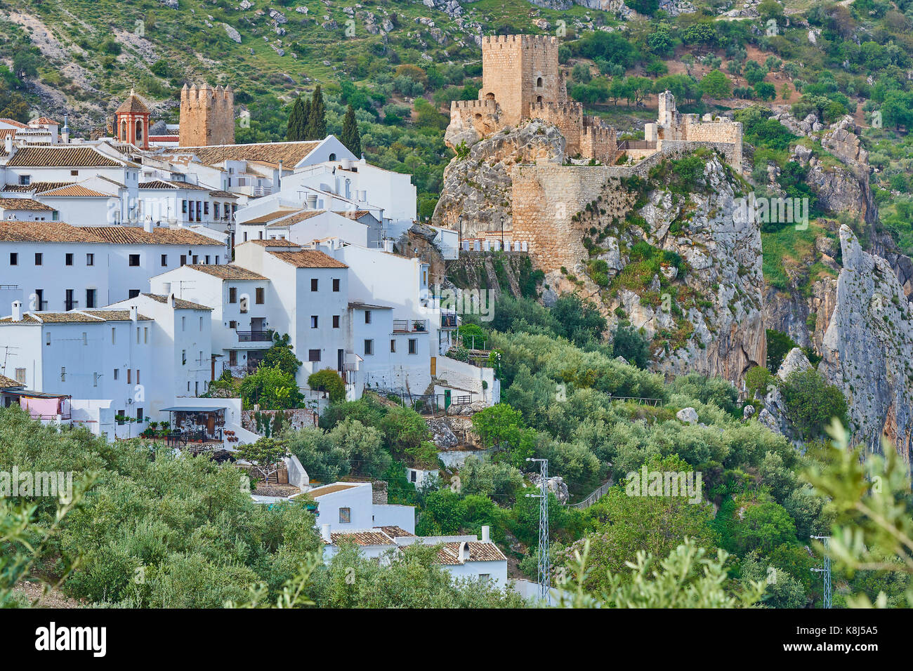 Zuheros, Schloss und Dorf, Sierra de la subbetica, Route des Kalifats, Cordoba, Andalusien, Spanien. Stockfoto