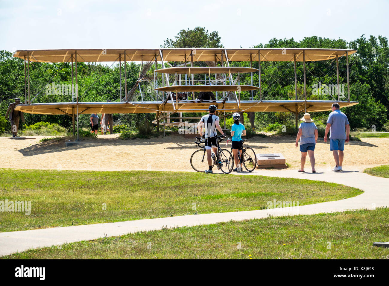 Kill Devil Hills, Outer Banks, North Carolina, Wright Brothers National Memorial, Aviation History Monument, 1903 Wright Flyer I Skulptur Paar Fahrräder Stockfoto