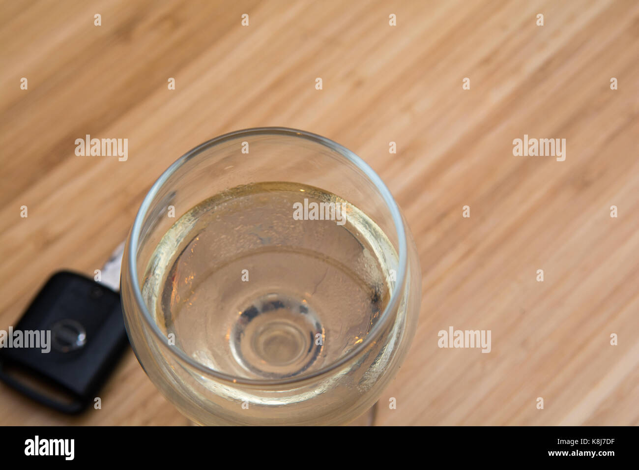 Alkohol am Steuer, alkoholische Getränk und Autoschlüssel auf den Tisch Stockfoto
