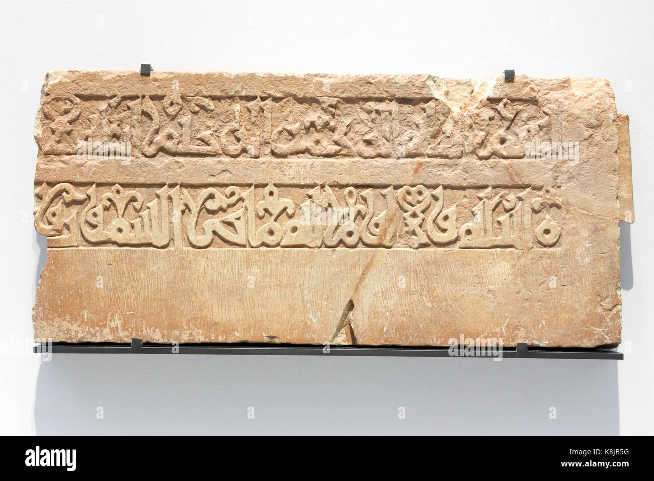 Fragment des architektonischen Fries: Qu'ranic Inschrift in eckiger arabischer Schrift. Raqqa, Syrien. Kalkstein. 1100-1200 N. CHR. Stockfoto