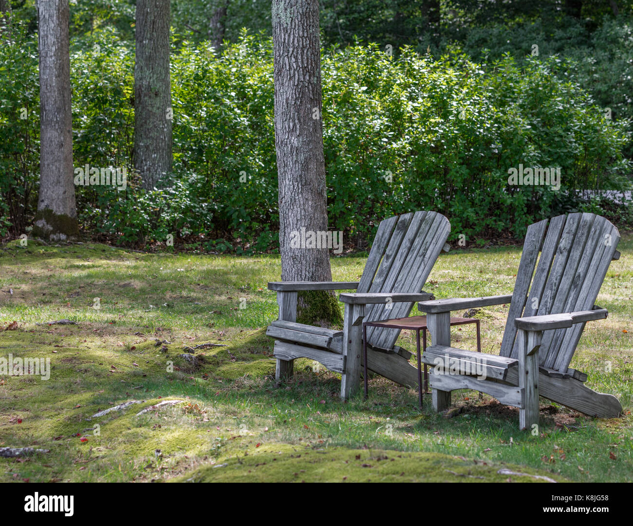 Paar Stühlen im Freien in einem Hof in Southampton, NY Stockfoto