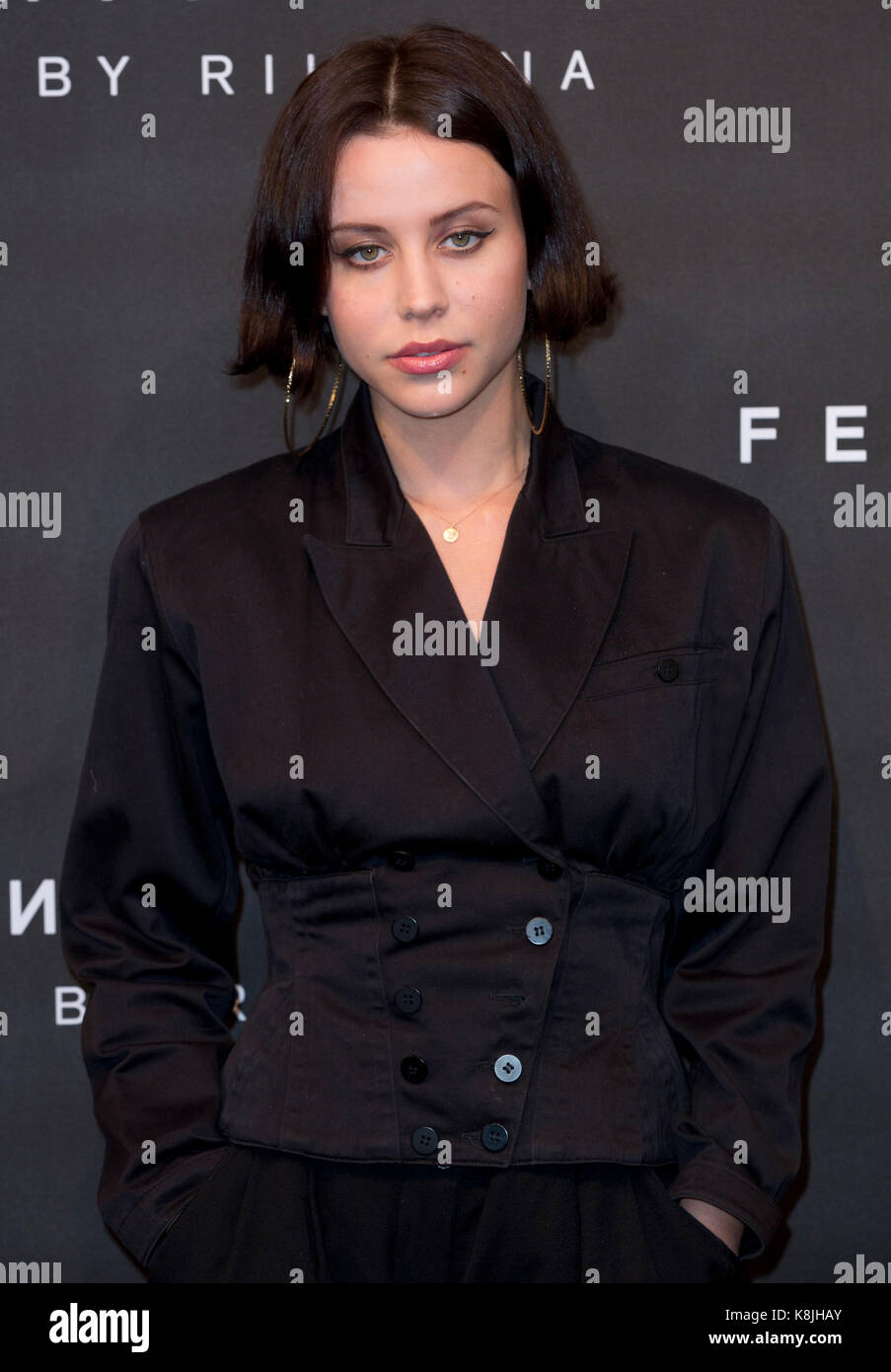 Billie JD Porter kommt an der Schönheit von Rihanna Fenty Launch Party