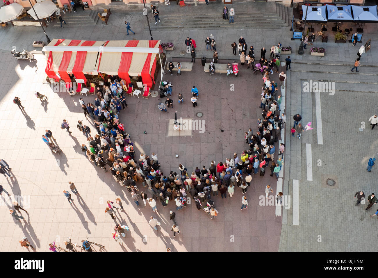Warschau, Polen - 4. Oktober 2014: Breakdance Performance vor der Masse auf der Straße von Warschau. Stockfoto