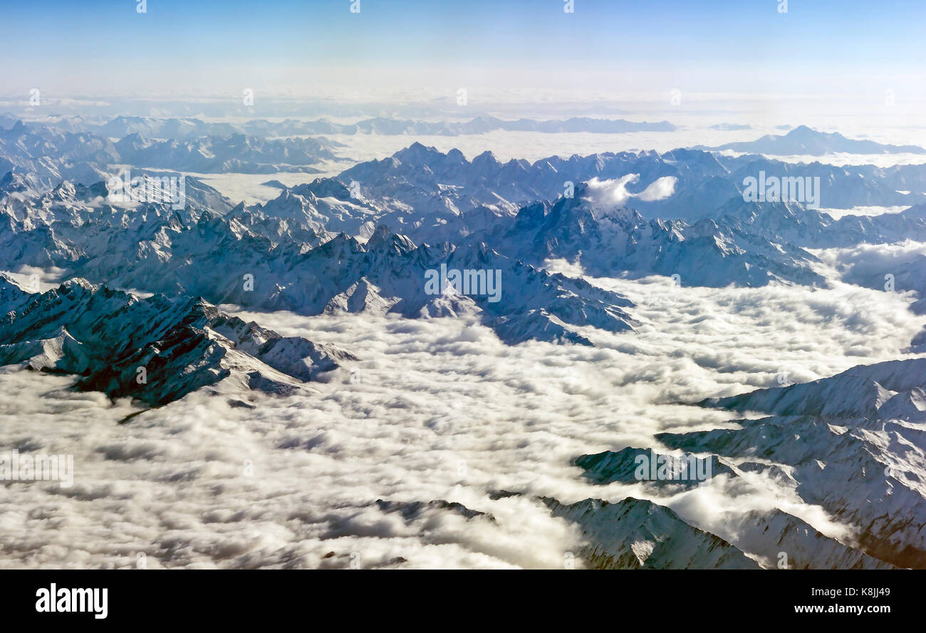 Himalaya unter Wolken. Blick aus dem Flugzeug - Tibet Stockfoto