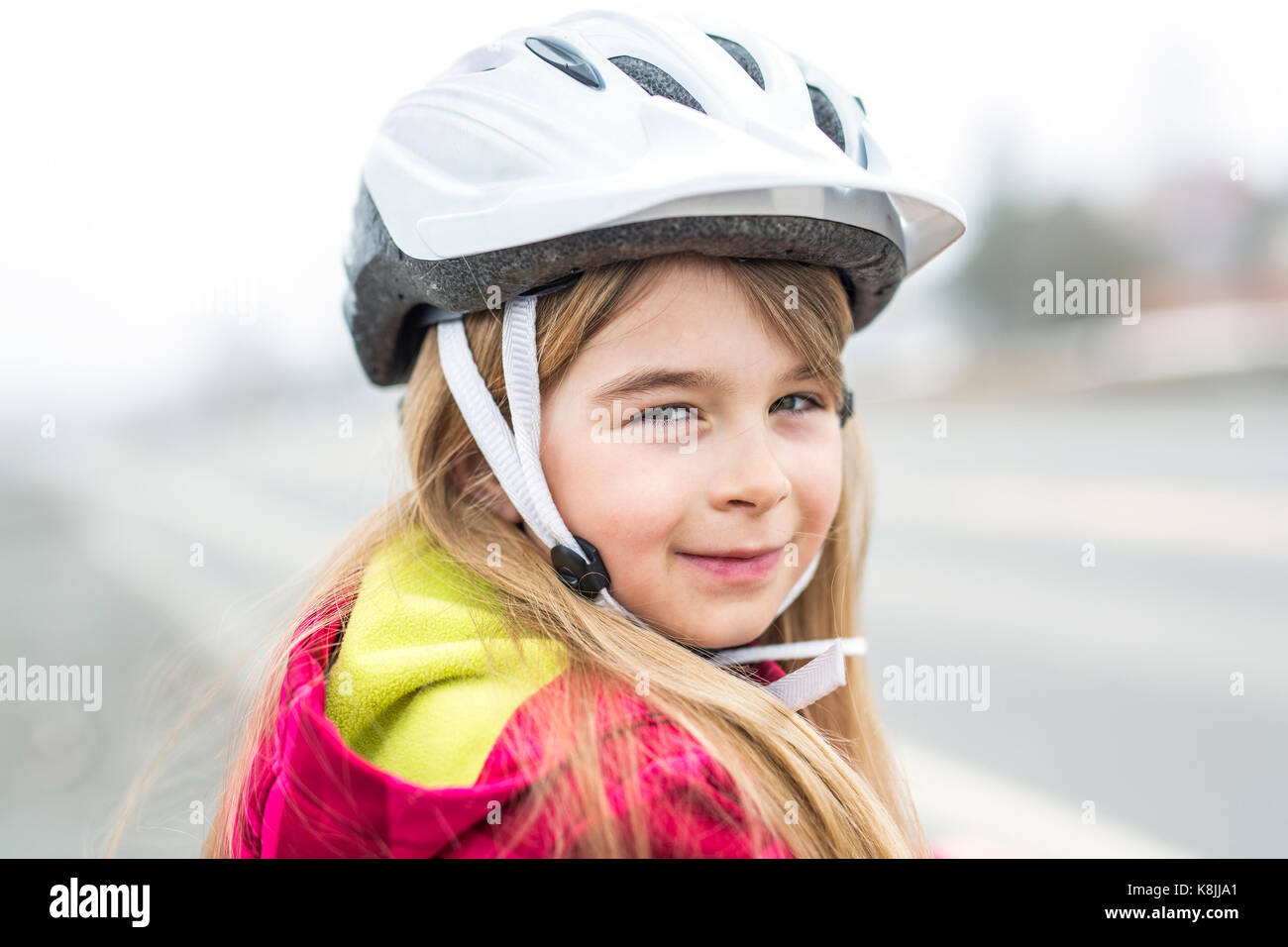 Kleine Mädchen mit dem Fahrrad in einer Stadt Stockfoto