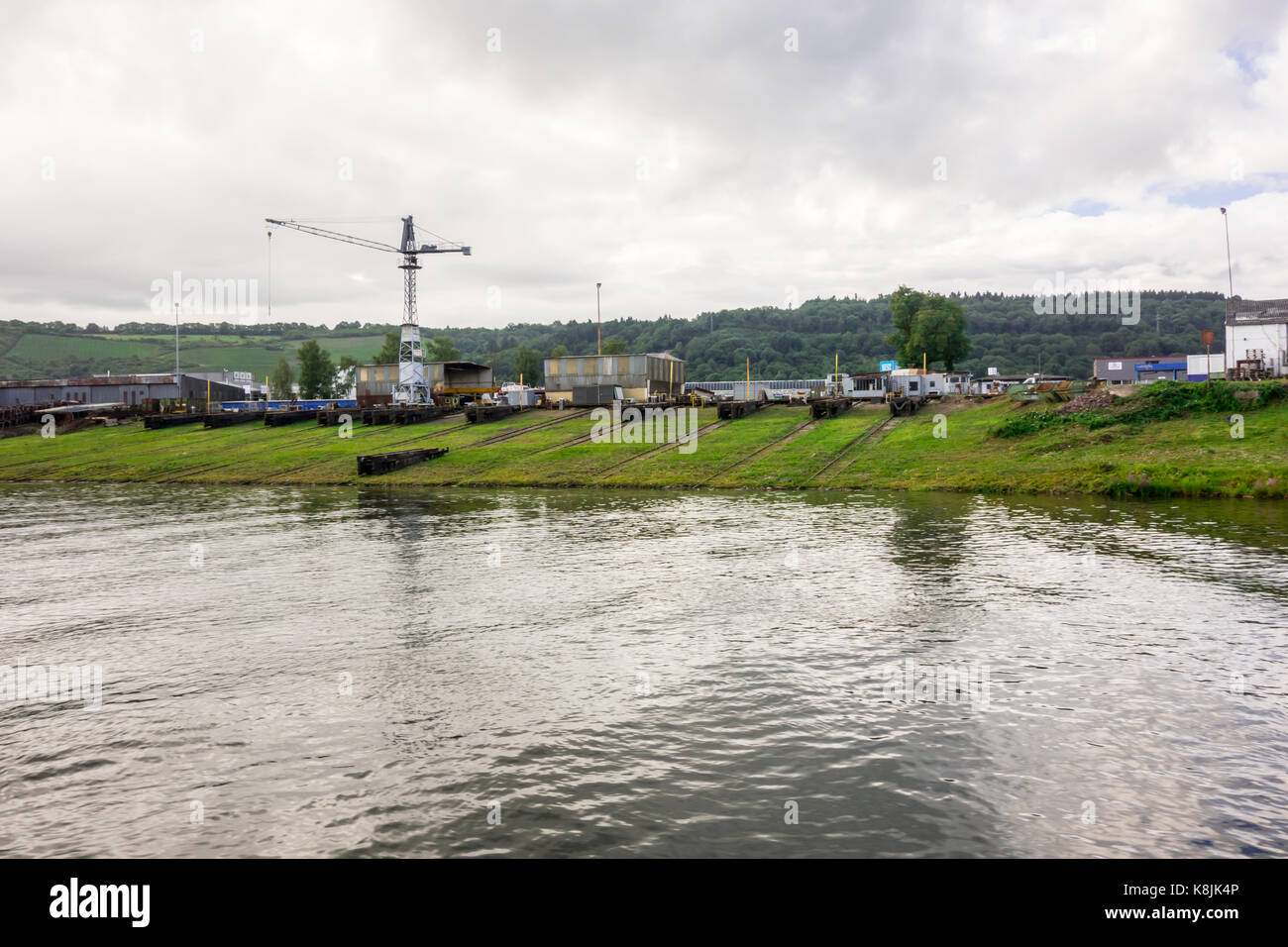 BOOST, DEUTSCHLAND - 5. Aug 17: Eine kleine deutsche Schiffswerftstadt namens Boost liegt bei Trier mit Blick auf die Mosel. Stockfoto