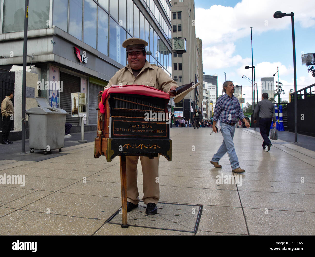 Mexico City, Mexiko - 2017: Ein Organillero (Straßenorgelspieler), der für Tipps im Stadtzentrum aufführt. Stockfoto