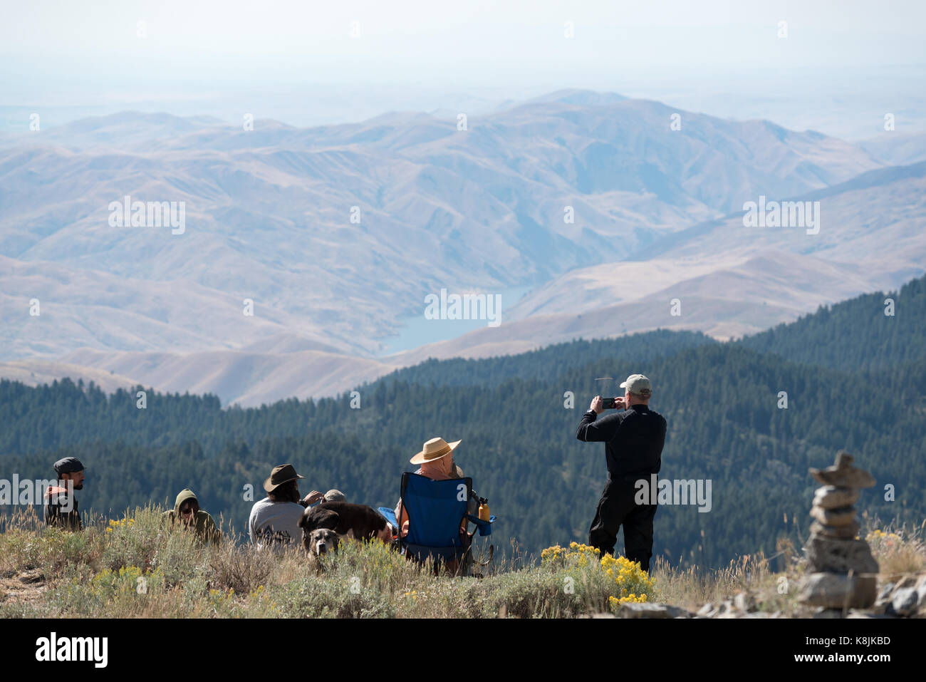 Eclipse watchers auf dem Gipfel des Großen Lookout Mountain im östlichen Oregon. Stockfoto