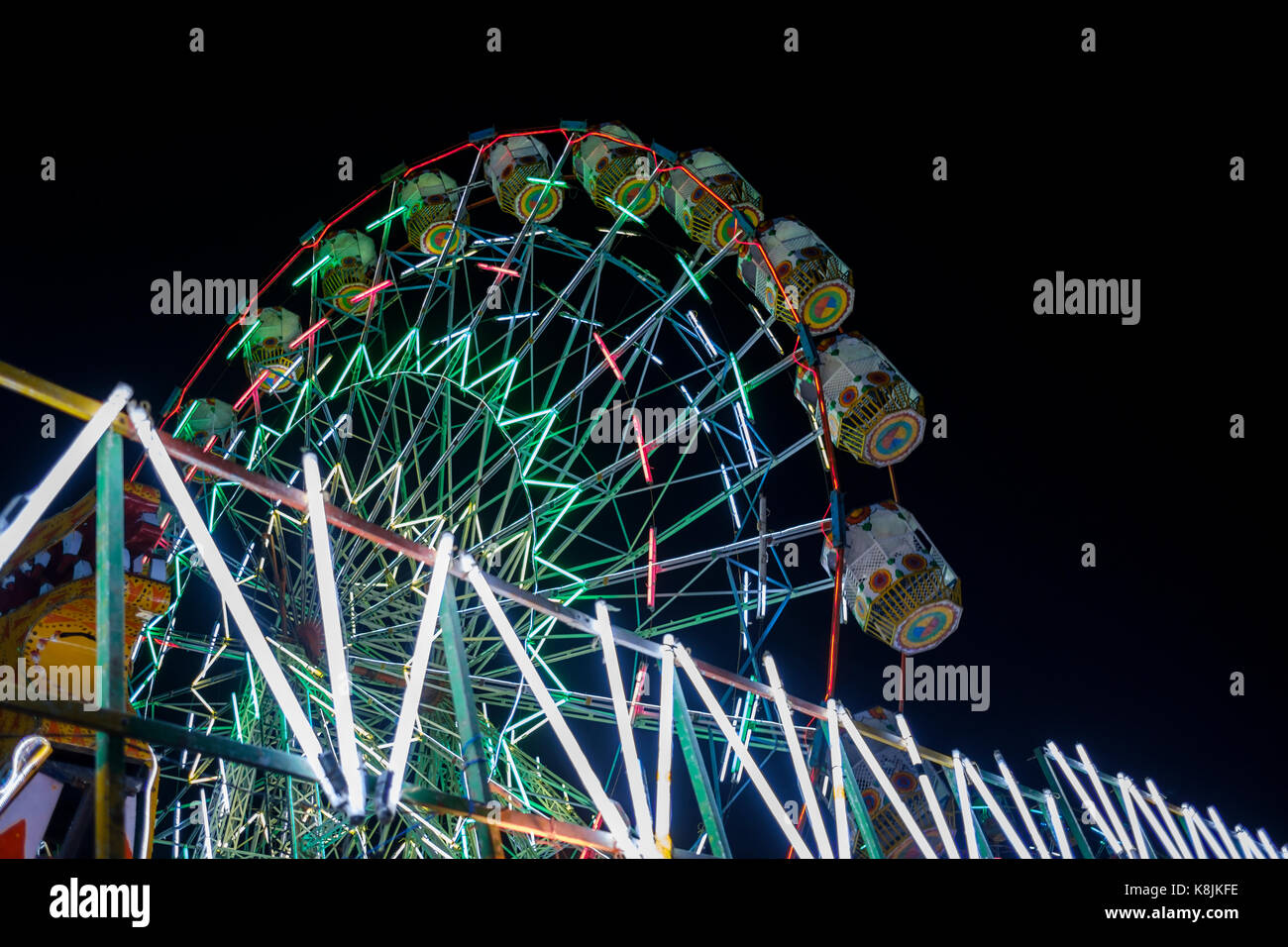 PUSHKAR, INDIEN - ca. November 2016: Riesenrad in Pushkar in der Nacht während der pushkar Camel Fair. Es ist einer der größten Kamel der Welt messen. Stockfoto