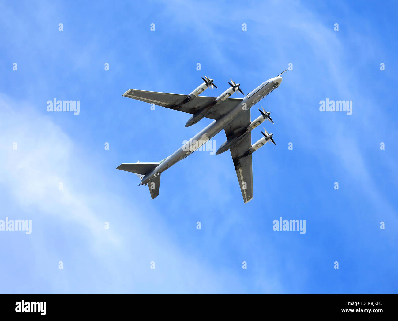 Russische langfristigen strategischen Bomber Tu-95 "Bear" im Flug Stockfoto