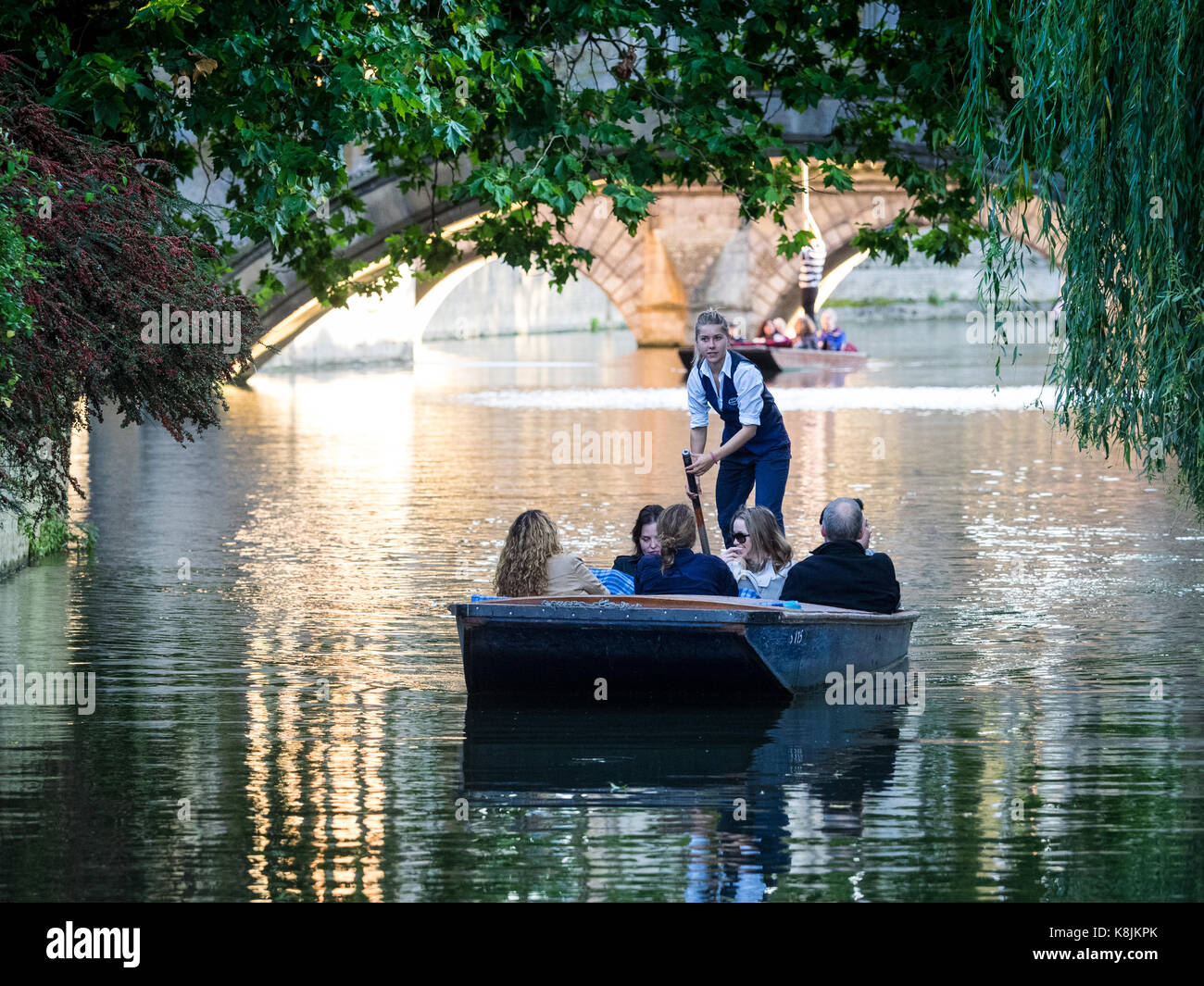 Cambridge Stochern/Cambridge Tourismus - Touristen eine geführte Punt Tour auf dem Fluss Cam durch Cambridge University College Gründen erhalten Stockfoto