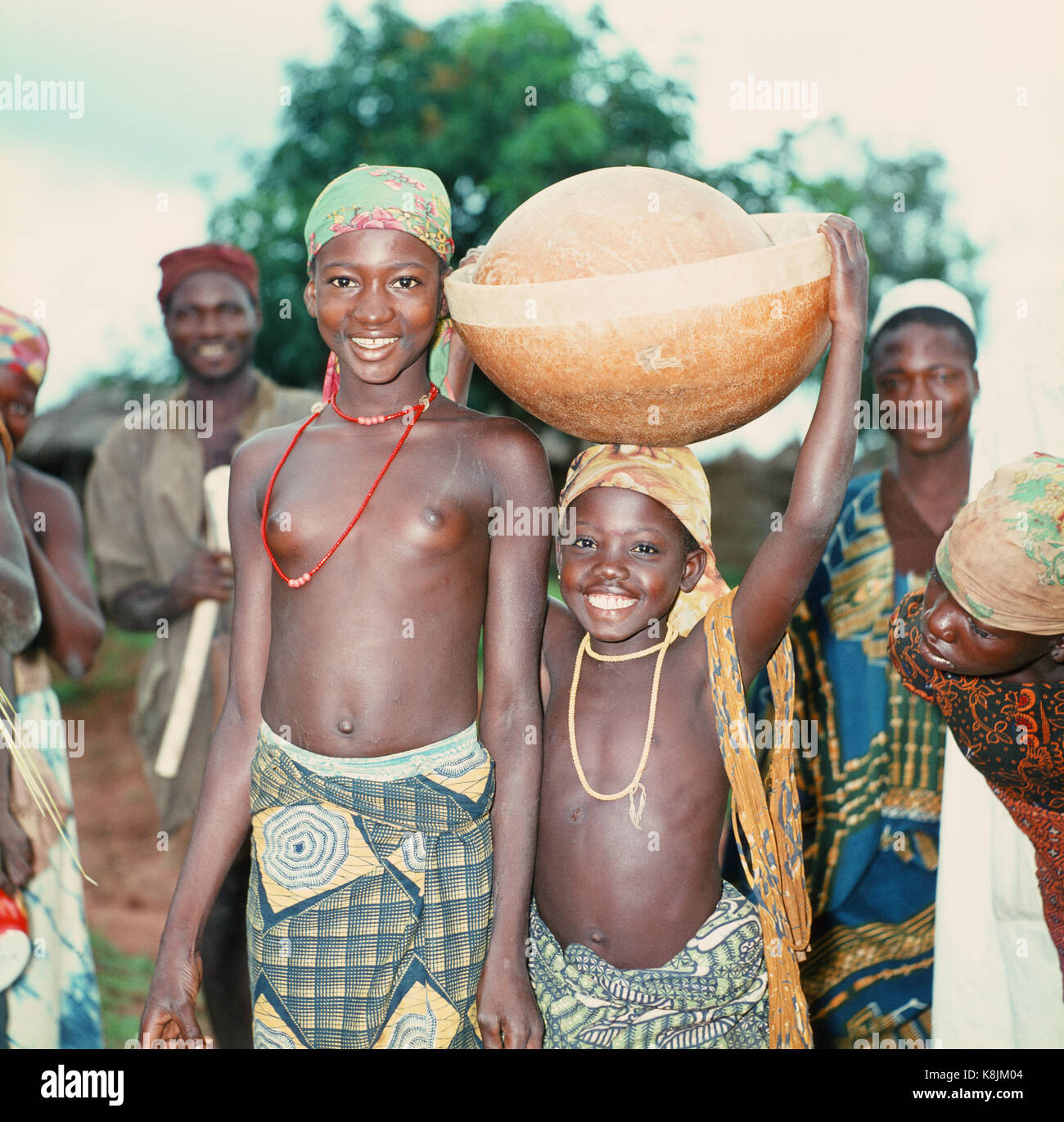 Junge Menschen zu den lokalen Markt zu gehen. Hausa. Middle Belt Nassarawa Area Northern Nigeria. Ausgehöhlten Kürbis oder kalebasse auf dem Kopf durchgeführt. Foto tak Stockfoto