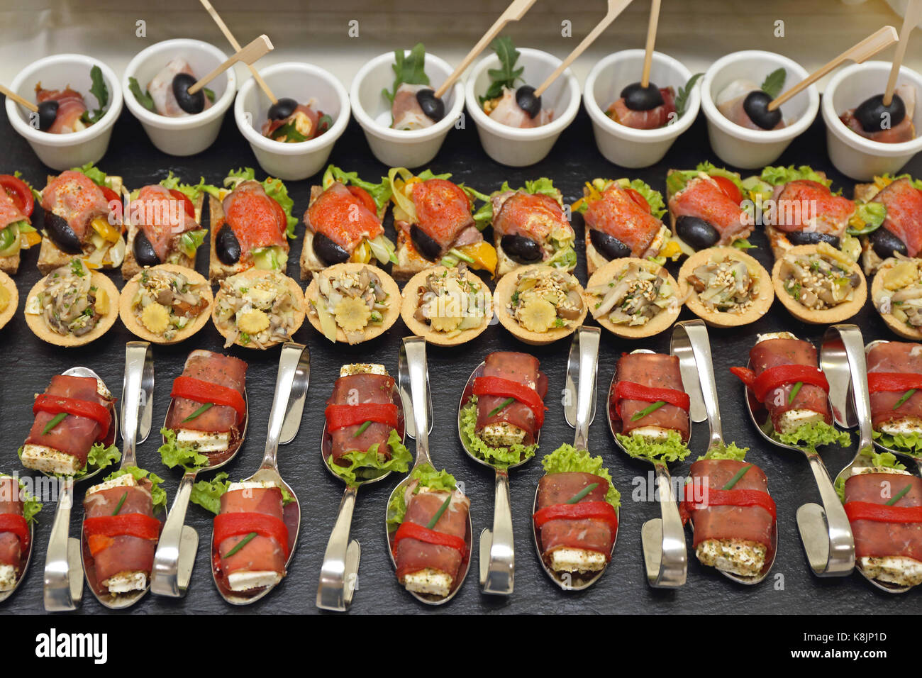 Canape Partei Essen in gebogener Löffel Stockfoto