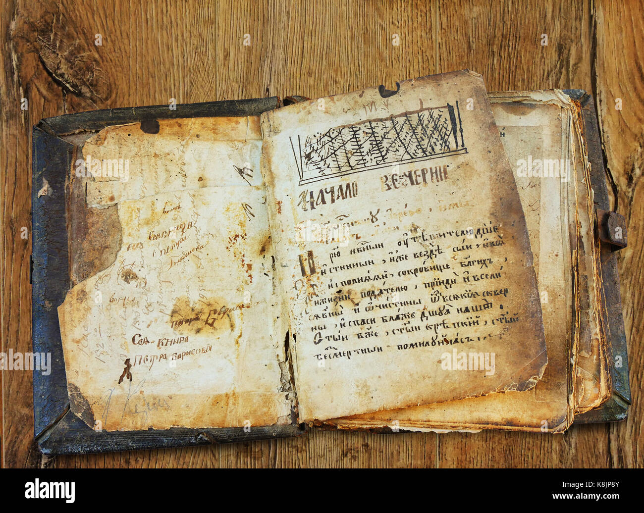 Altes Buch isoliert auf Weiss. Sehr altes Buch in der slawischen Sprache des 16. Stockfoto