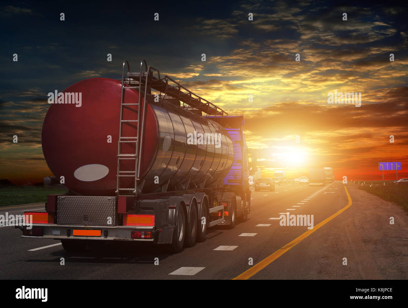 Tanker auf dem großen Highway, bei Sonnenuntergang auf der Straße arbeiten, besuchen Sie Stockfoto