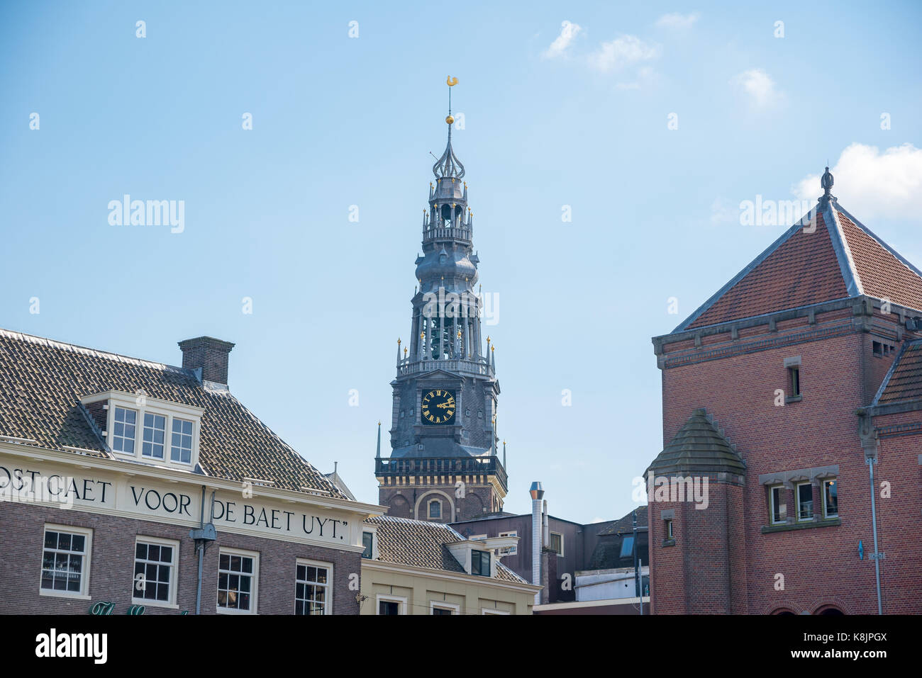 Turm der alten Kirche im Zentrum von Amsterdam, Niederlande. Stockfoto