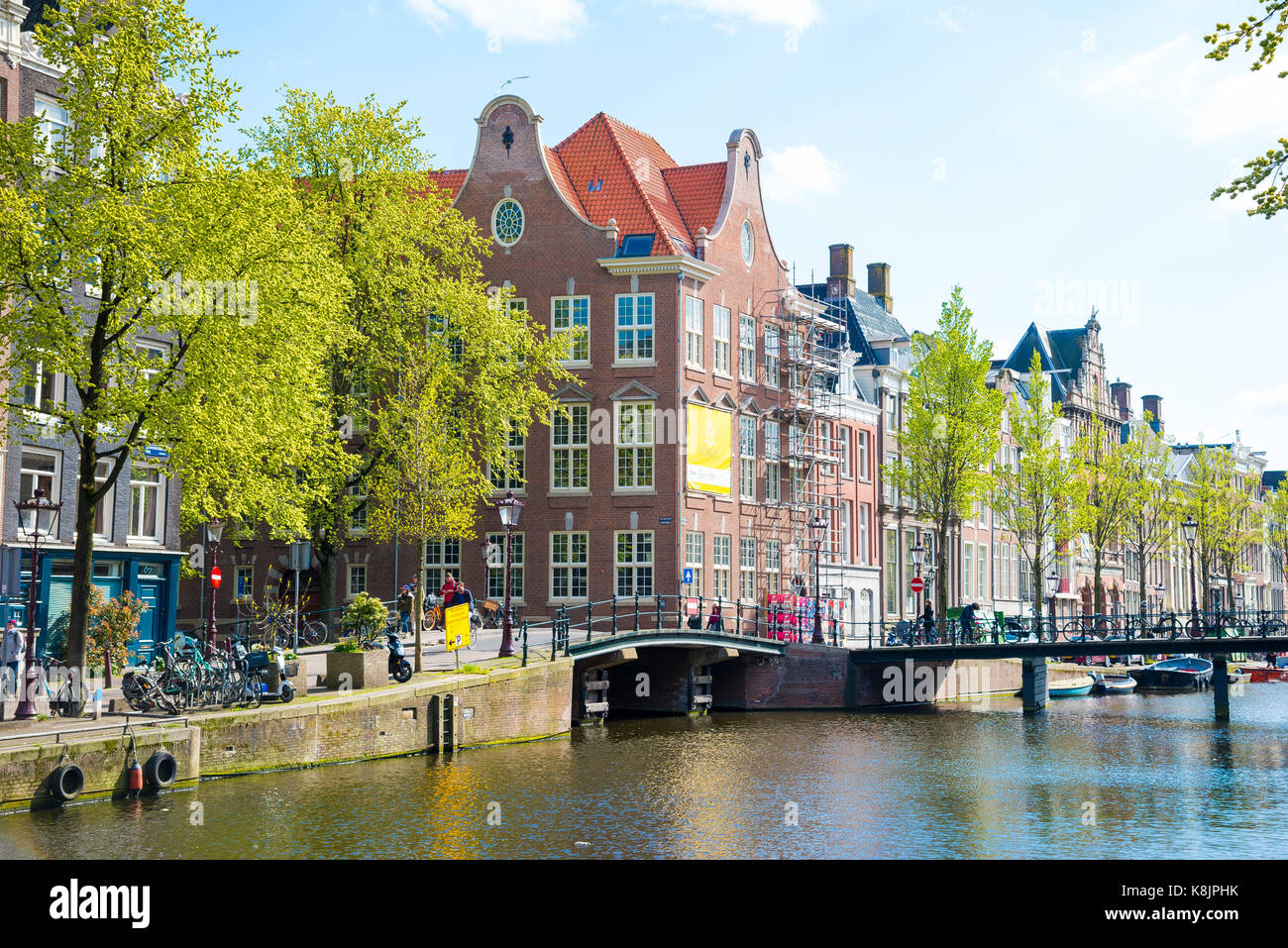 Amsterdam, Niederlande - 19 April, 2017: Die berühmten Kanäle und Dämme von Amsterdam. Stockfoto