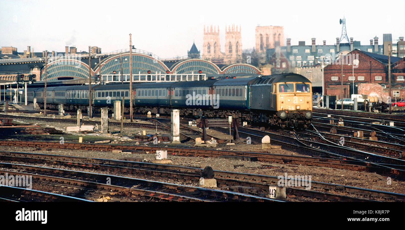 Class 47 Lokomotive auf einen Personenzug in York Stockfoto