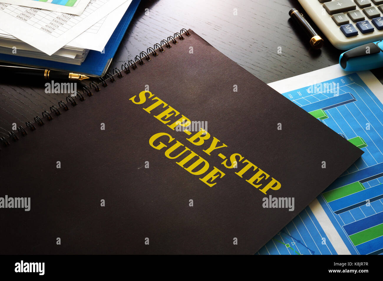 Schritt-für-Schritt Anleitung auf einem Schreibtisch. Business wissen Konzept. Stockfoto
