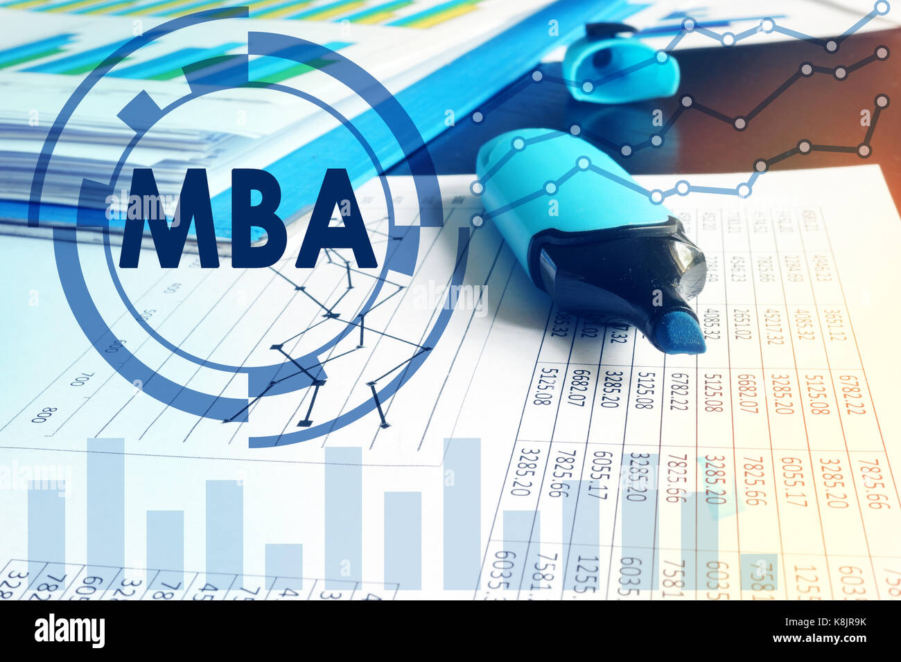 Abkürzung MBA (Master of Business Administration) auf einen finanziellen Hintergrund. Stockfoto