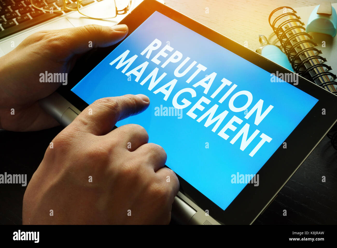 Reputation Management auf einem Bildschirm des Tablet-PC. Stockfoto
