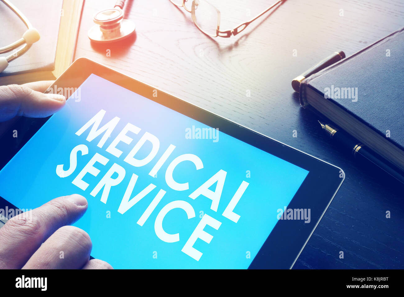 Arzt Ist Lesung über den medizinischen Dienst. Stockfoto