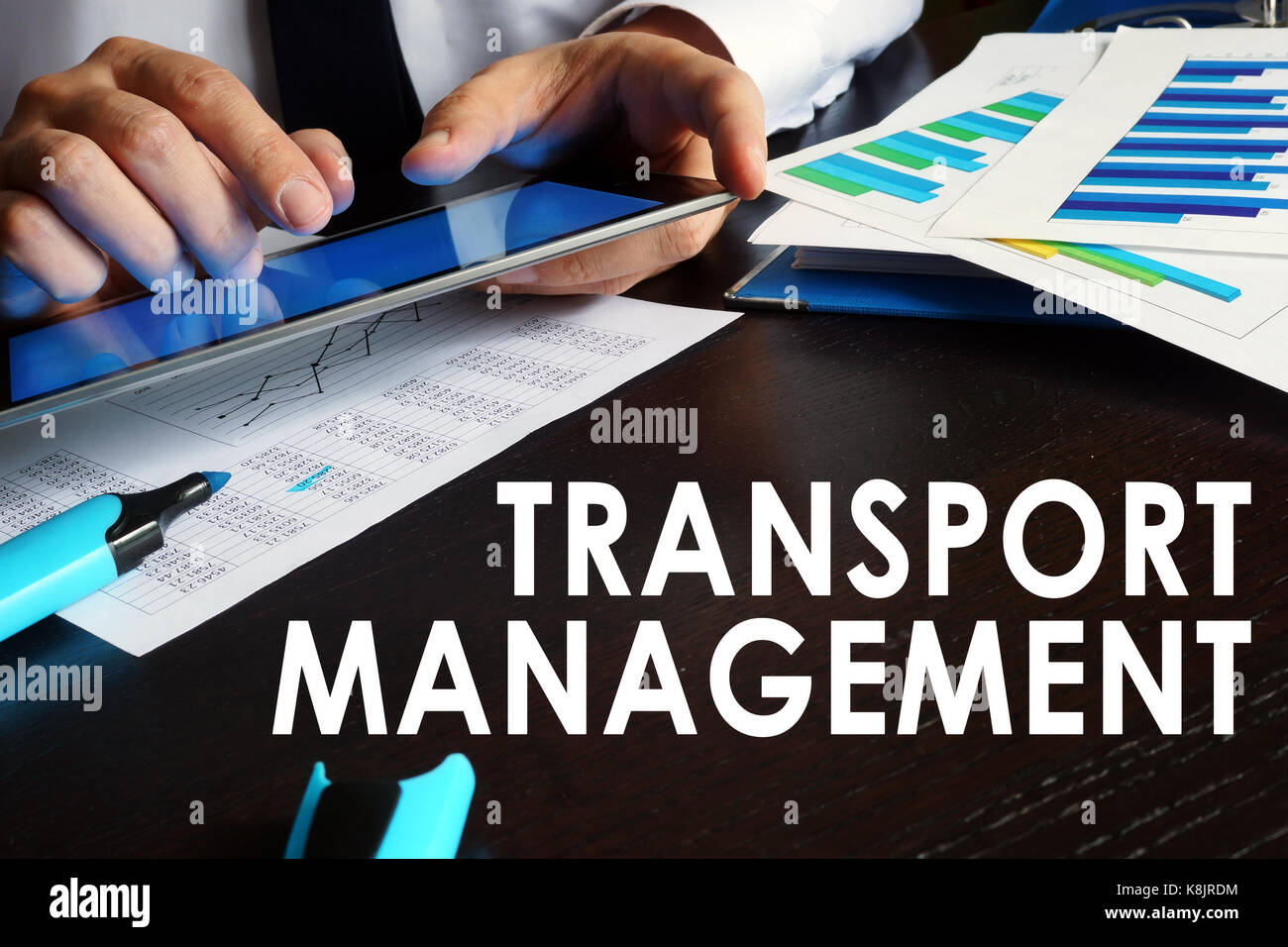 Transport Management Konzept. Mann hält Tablet. Stockfoto