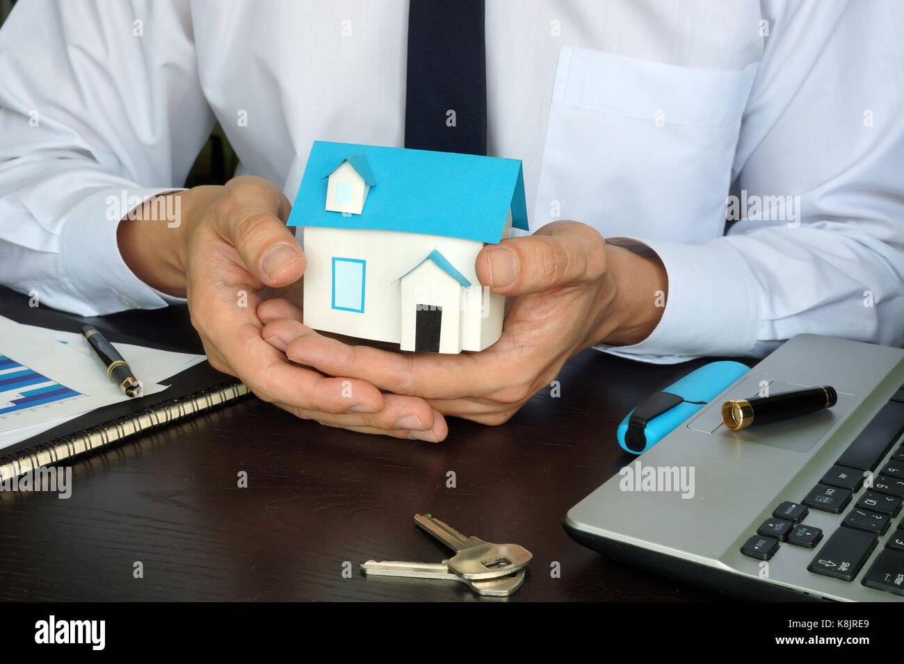 Vermarktung von Immobilien. Agent holding Modell des Hauses. Stockfoto
