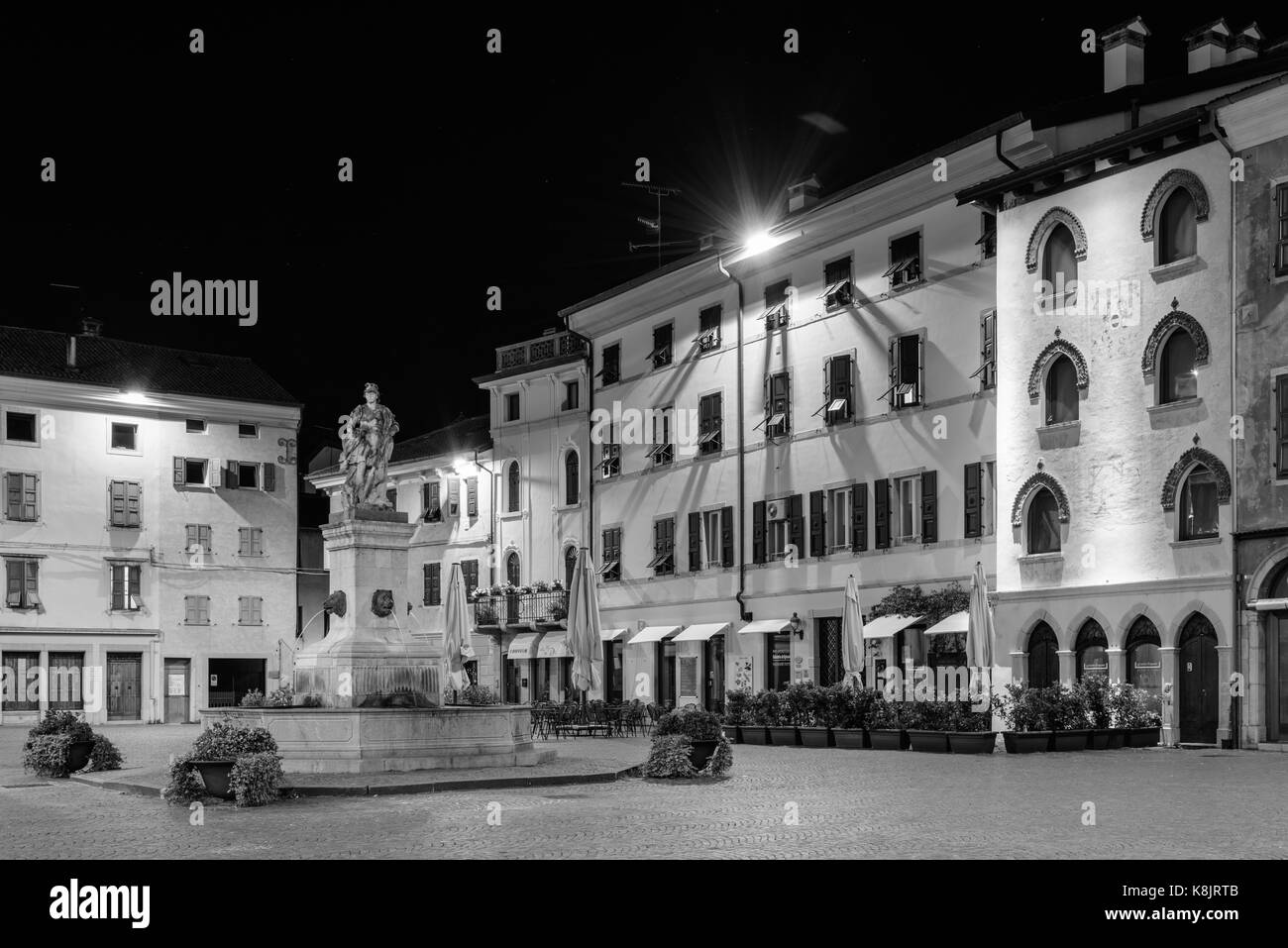 Ein Blick in Schwarz und Weiß auf Cividale del Friuli. UNESCO-Welterbe Schönheiten Stockfoto