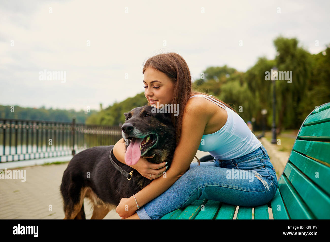 Mädchen mit einem Hund in den Park. Stockfoto