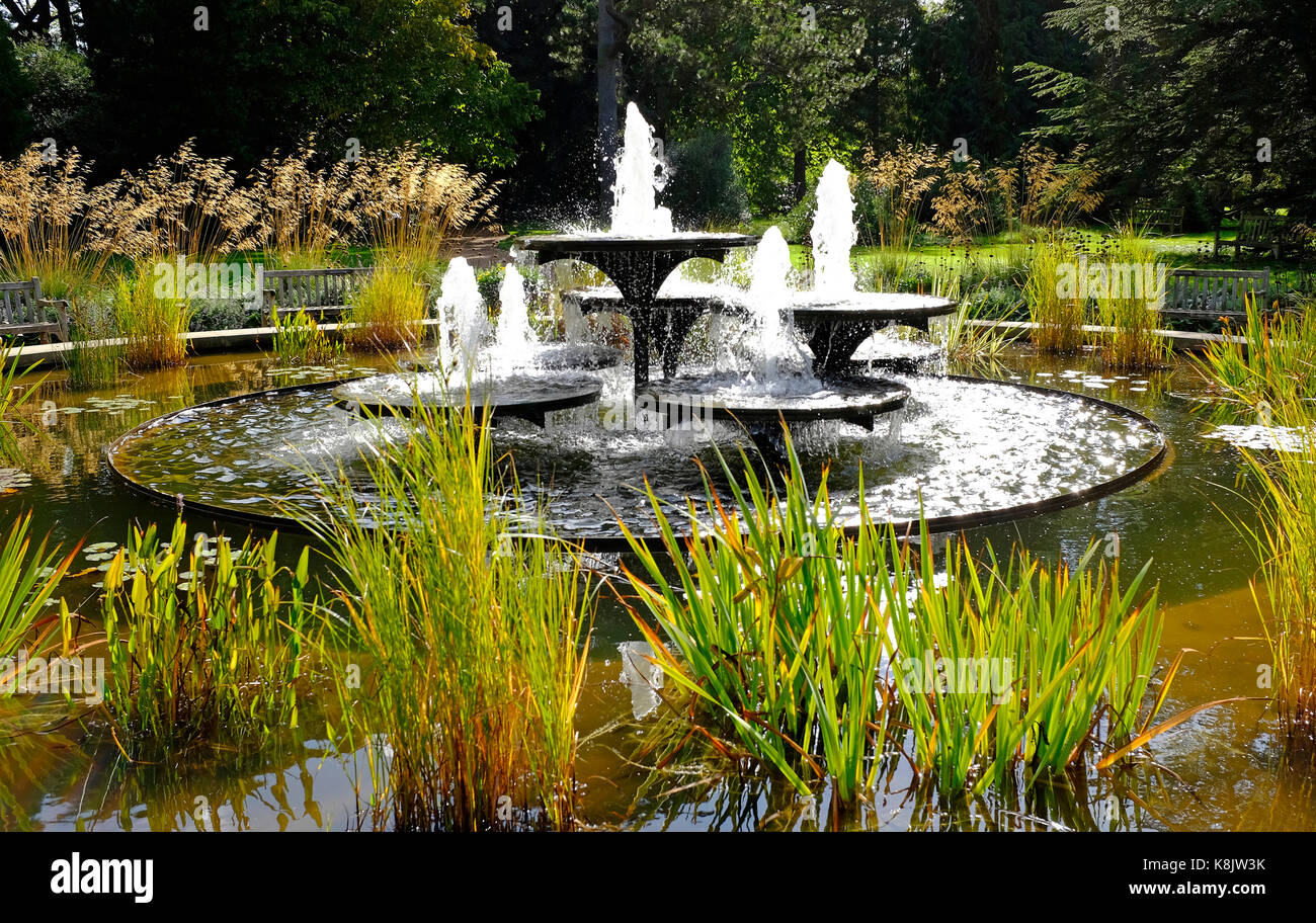 Circular Pond With Fountain Stockfotos und bilder Kaufen Alamy