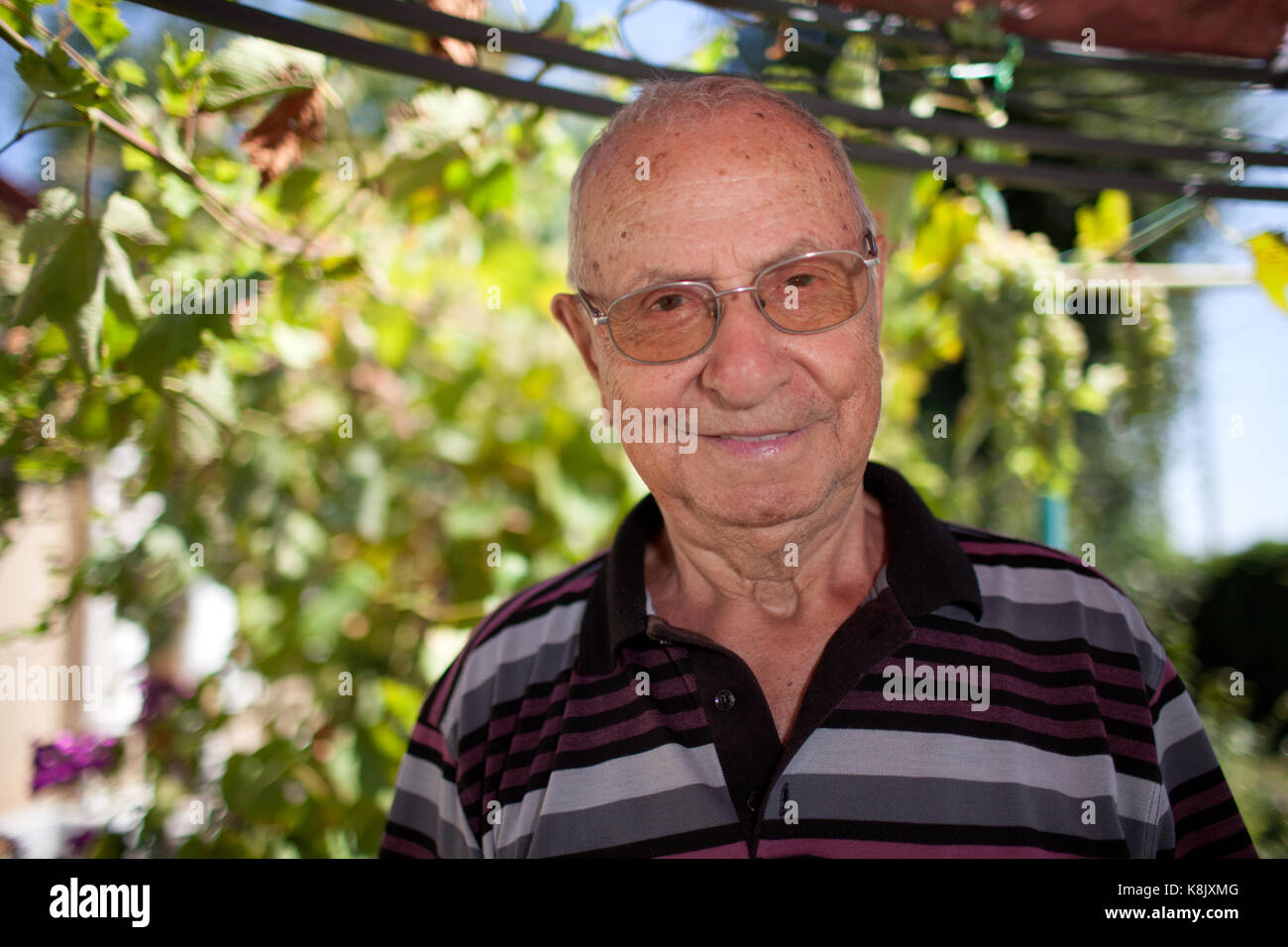 Ältere Menschen über 80, Porträt im Außenbereich. Stockfoto