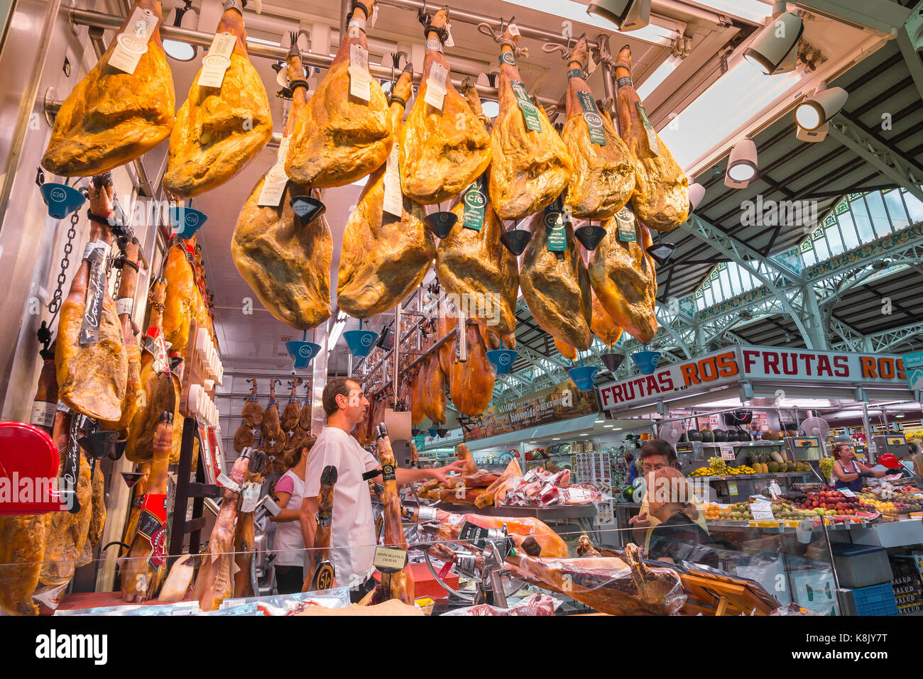 Spanische Küche, Blick auf einen traditionellen iberischen Schinkenstand im Mercado Central - dem Zentralmarkt - im Zentrum von Valencia, Spanien. Stockfoto