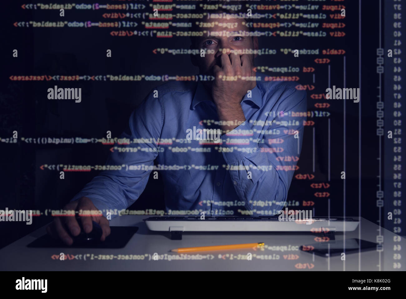 Programmierer arbeiten mit Programmierung Code auf dem Bildschirm des Computers in dunklen Zimmer Stockfoto