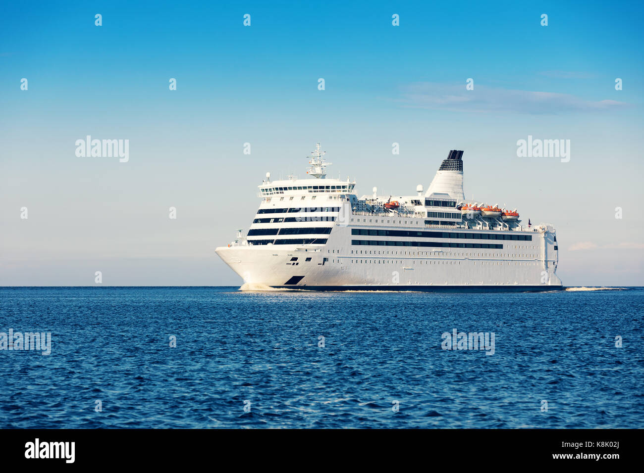 Kreuzfahrt Schiff im Meer auf der sonnigen Morgen Stockfoto