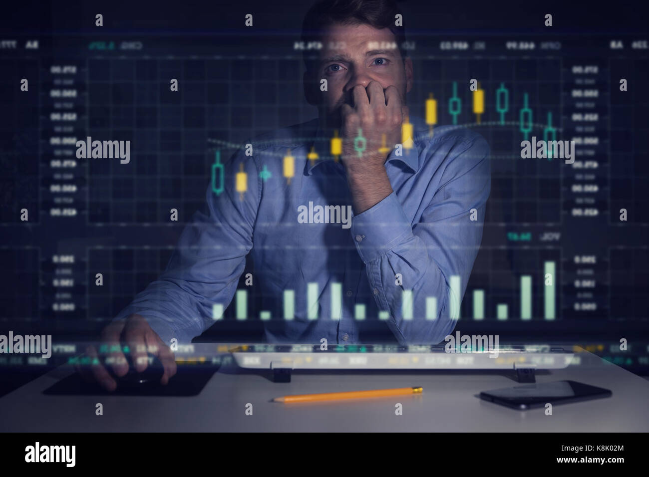 Geschäftsmann Analyse Börse Kurven und Daten auf dem Bildschirm Stockfoto
