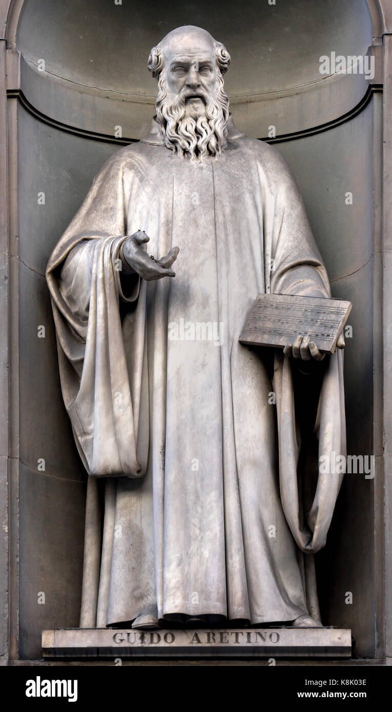 GUIDO ARETINO von Lorenzo Nencini Statue in den Uffizien in Florenz, Toskana, Italien. von Lorenzo Nencini Stockfoto