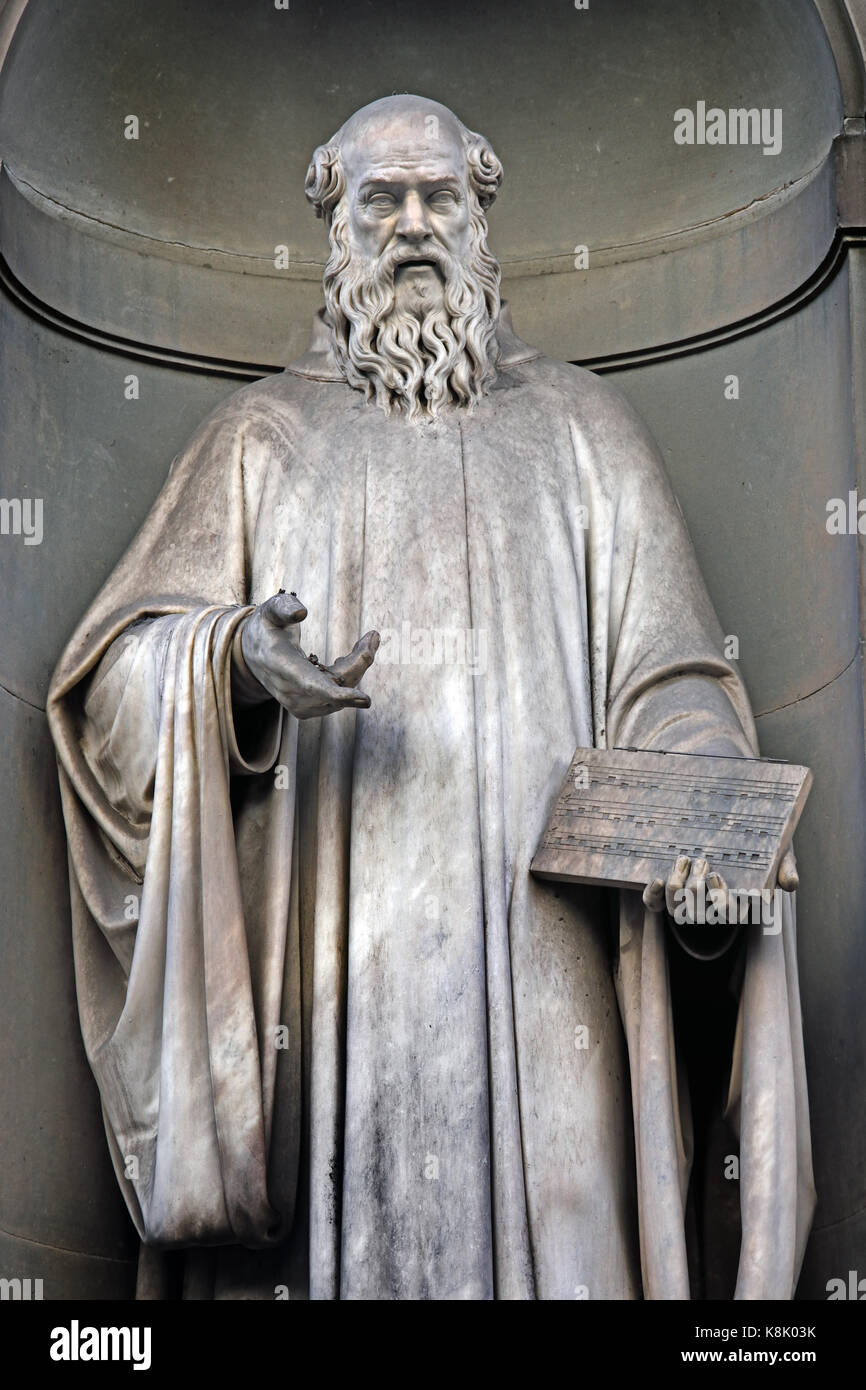 GUIDO ARETINO von Lorenzo Nencini Statue in den Uffizien in Florenz, Toskana, Italien. von Lorenzo Nencini Stockfoto