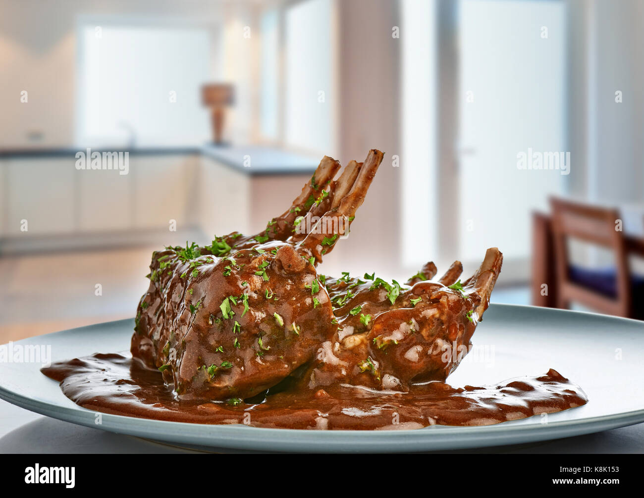Nahaufnahme der Saft gebratenen Lammkoteletts in der modernen Küche und Esszimmer Stockfoto