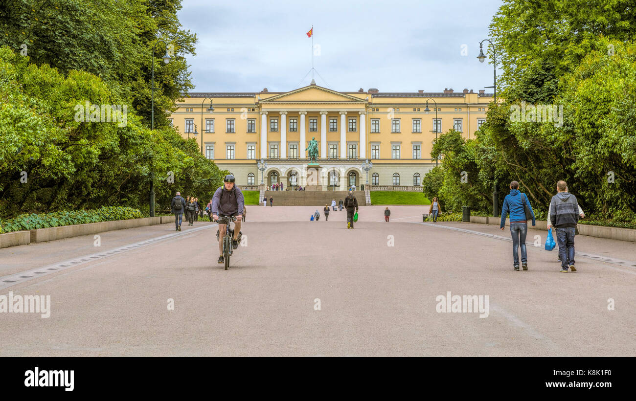 Street View des Königlichen Palastes in Oslo, Norwegen, die offizielle Residenz von König Harald V, der heutigen norwegischen Monarchen. Stockfoto