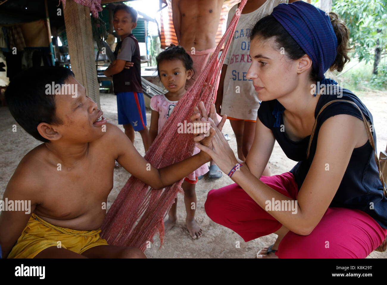 Arrupe Karuna krom Outreach Program von der katholischen Kirche (Jesuiten) in Battambang, Kambodscha laufen. spanische Freiwillige mit einem geistig behinderten Khmer Junge. Stockfoto