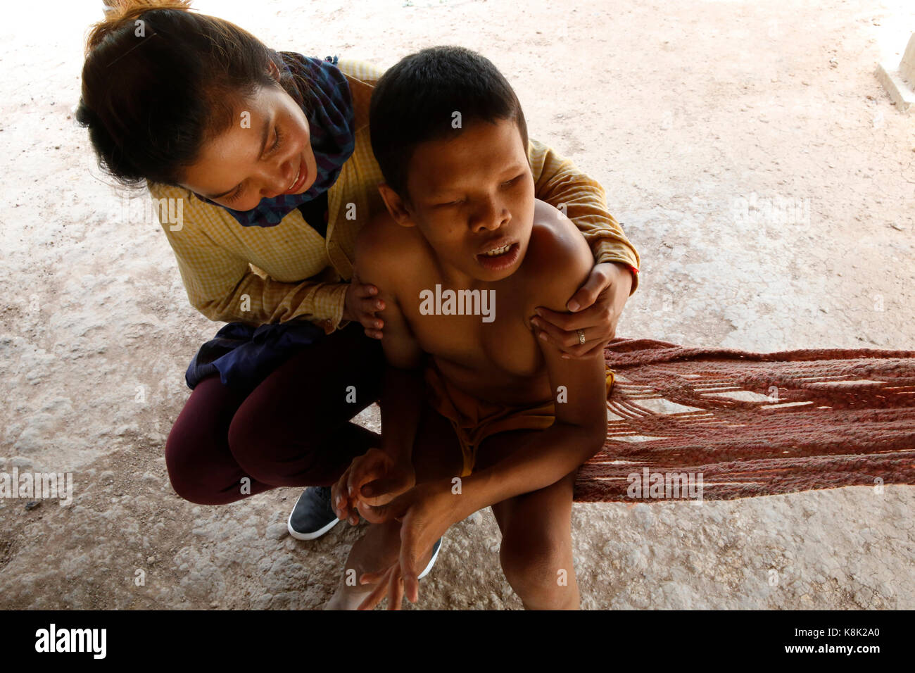 Arrupe karuna krom Outreach-Programm von der katholischen Kirche (jesuiten) in battambang, kambodscha. Freiwillige mit einem geistig behinderten Jungen. Stockfoto